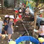 夏期保育の様子　水遊び